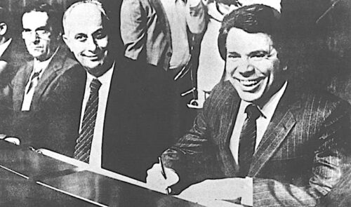 História da Rede Manchete - Imagem 16 Oscar Bloch e Silvio Santos assinam concessões da Manchete e do SBT.