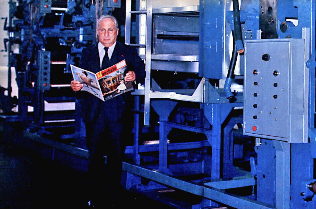 História da Rede Manchete - 2 Adolpho Bloch com a primeira edição da revista Manchete - 1952