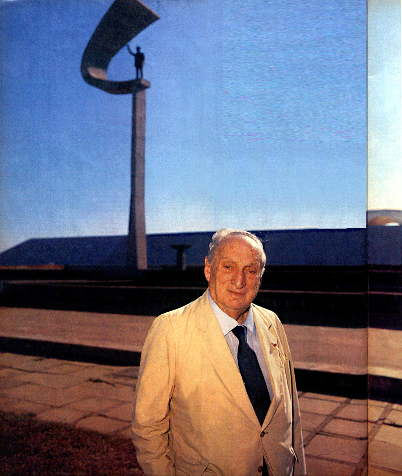 História da Rede Manchete - 4 Adolpho Bloch em frente ao Monumento JK, em Brasília