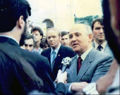 Ano a ano da Rede Manchete - 8 Furo de reportagem: entrevista de Mikhail Gorbatchev (presidente da URSS) nas ruas de Moscou.
