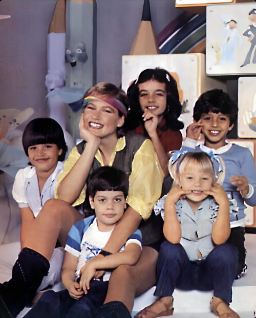 Apresentadores da Rede Manchete - Imagem Xuxa e crianças participantes do Clube da Criança, em 1984